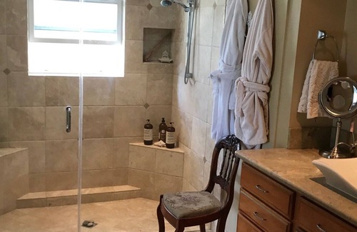 Malibu House | Luxury Suite In A Mountain Hilltop Retreat ~ Lush Garden Oasis ~ Sunset Hot Tub!