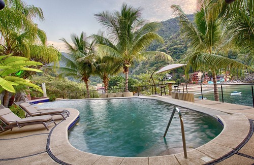 Boca de Tomatlan Villa | Luxury Suite with Garden and Ocean view