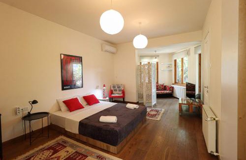 Sololaki House | Luxury Tbilisi House with Garden - by Wehost