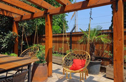 Sololaki House | Luxury Tbilisi House with Garden - by Wehost
