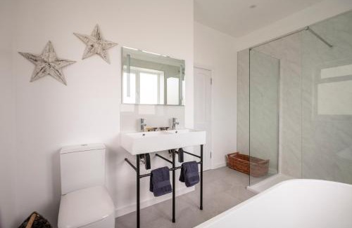 Tenby House | Luxury Tenby Old Town Retreat just 1-minute to Beach with Parking