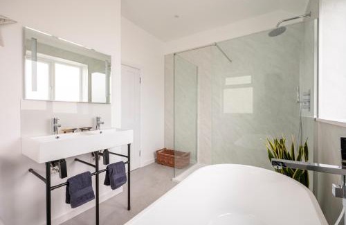 Tenby House | Luxury Tenby Old Town Retreat just 1-minute to Beach with Parking