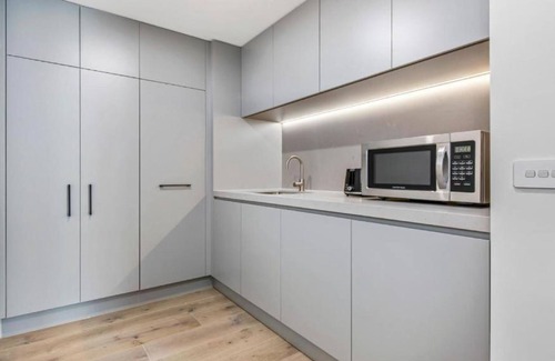 South Melbourne Apartment | Luxury Three Bedroom Penthouse with Bay and City View