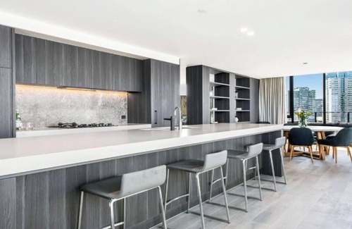 South Melbourne Apartment | Luxury Three Bedroom Penthouse with Bay and City View