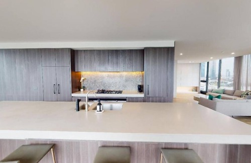 South Melbourne Apartment | Luxury Three Bedroom Penthouse with Bay and City View
