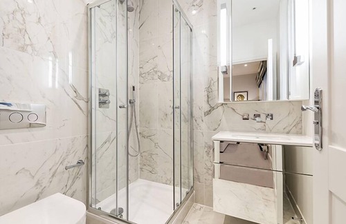 Ravenscourt Park Apartment | Luxury Three Bedroom (Lower Ground Floor)