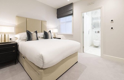 Ravenscourt Park Apartment | Luxury Three Bedroom (Lower Ground Floor)