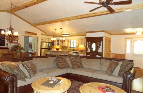 Mount Ida Cottage | Luxury three bedroom, three bath cottage with hot overlooking Lake Ouachita. by RedAwning