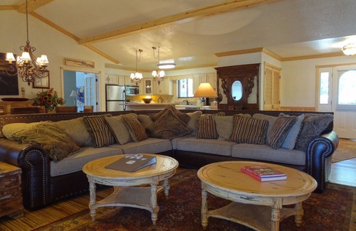 Mount Ida Cottage | Luxury three bedroom, three bath cottage with hot overlooking Lake Ouachita. by RedAwning