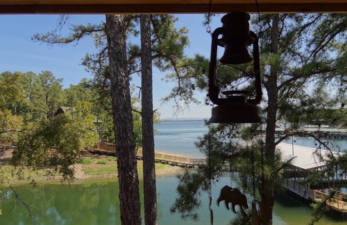 Mount Ida Cottage | Luxury three bedroom, three bath cottage with hot overlooking Lake Ouachita. by RedAwning