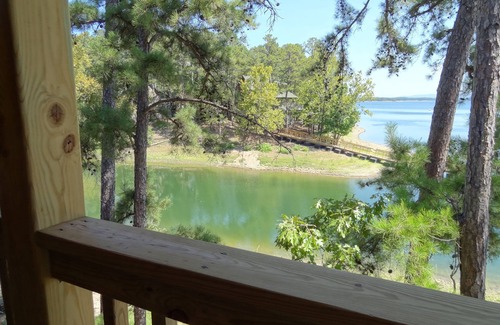 Mount Ida Cottage | Luxury three bedroom, three bath cottage with hot overlooking Lake Ouachita. by RedAwning