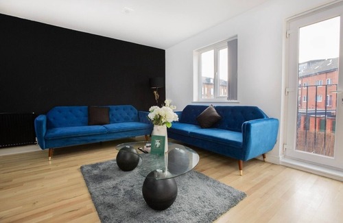 Trafford Apartment | Luxury Three Story Townhouse Free Parking on Drive