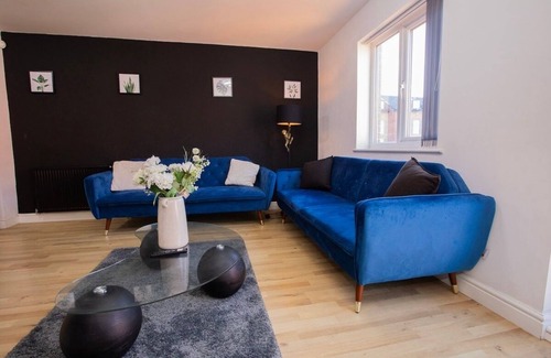 Trafford Apartment | Luxury Three Story Townhouse Free Parking on Drive