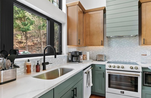 Skyland House | Luxury Tiny House Hideaway Near Downtown