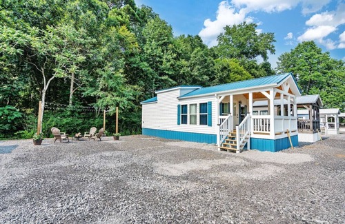 Guntersville Cottage | Luxury Tiny House Pet Friendly Firepit Minutes to Lake Guntersville X Downtown