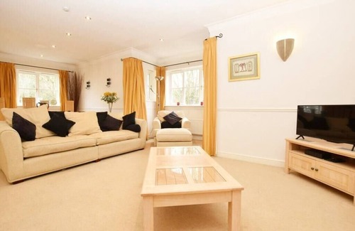 Hemel Hempstead Apartment | Luxury top floor 2BD Apartment Apsley