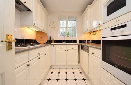 Hemel Hempstead Apartment | Luxury top floor 2BD Apartment Apsley