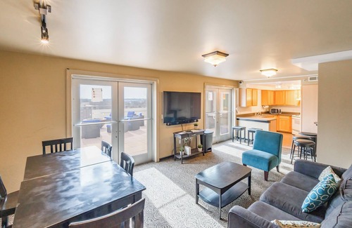 Fourth Ward Condo | Luxury Top-Floor Oasis: 105K+ in Upgrades