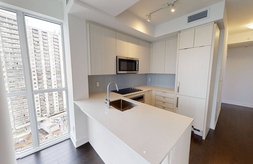 South Hill Condo | Luxury Toronto 3 bed 2 bath condo by 8 Subways! Yorkville/Annex