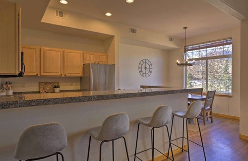 Silverthorne House | Luxury Town Home+Hot Tub! Mountain View, River/Lake front, close to Ski Resorts