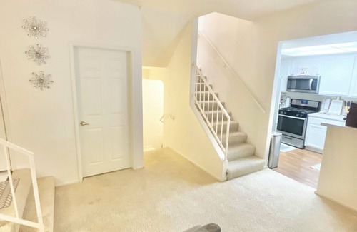Woodland Hills House | Luxury townhome in gated community with private garage