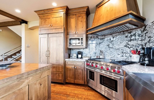 Park Meadows House | Luxury townhome on the golf course with 3 fireplaces, gas grill, & great view