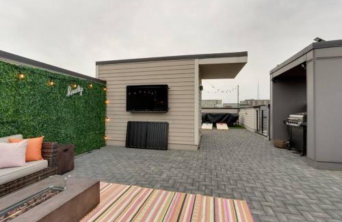 Edgehill House | Luxury Townhome! Rooftop-Game Room! Near Broadway!