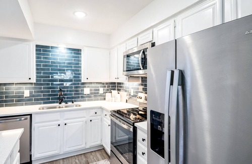 Park Central House | Luxury Townhome w/Loft Workspace and Coffee Bar!