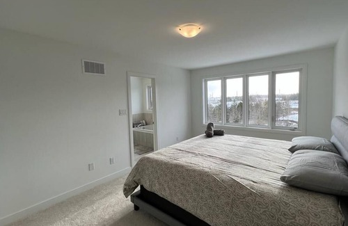 Barrie House | Luxury Townhouse in Barrie