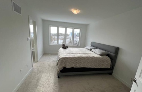 Barrie House | Luxury Townhouse in Barrie