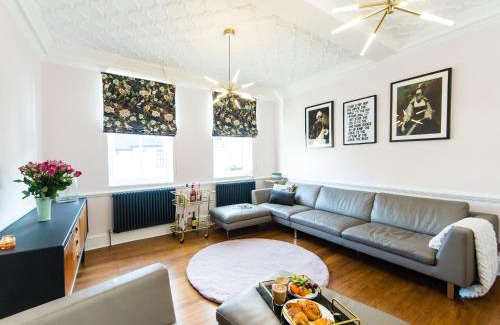 York House | Luxury Travel Emporium YO1 - Exquisite 400 Year Old, City Centre Townhouse