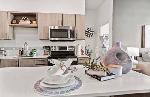 Rogers House | Luxury Unit w/Pool + Gym | LCP Collection