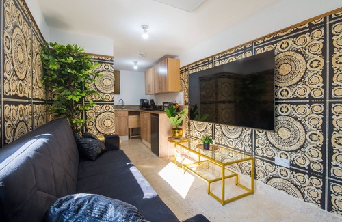 Leyton Apartment | Luxury Versace 2 Bed, Hot Tub, Pool Table, Sky Tv