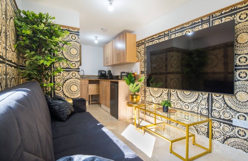 Leyton Apartment | Luxury Versace 2 Bed, Hot Tub, Pool Table, Sky Tv