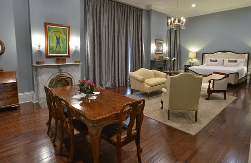 Downtown Memphis Bed & Breakfast | Luxury victorian home with private parking and courtyard