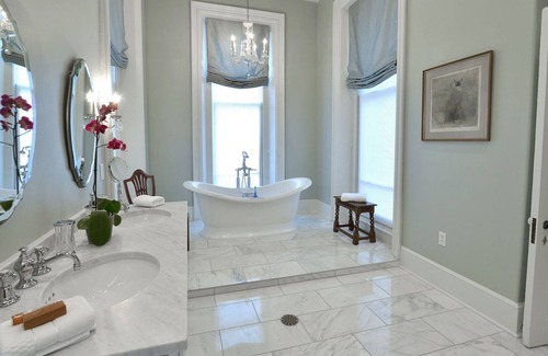 Downtown Memphis Bed & Breakfast | Luxury victorian home with private parking and courtyard
