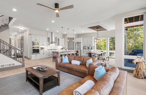 Baldy Mountain House | Luxury|Views|Hot Tub|Free Bus Route