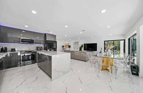 North Miami House | Luxury Villa Azure with Heated Pool 20min to Beach