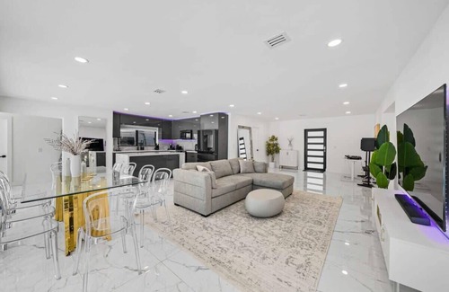 North Miami House | Luxury Villa Azure with Heated Pool 20min to Beach