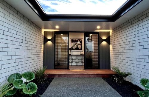 Te Rapa Villa | Luxury Villa, Central, Golf and Cafés - By KOSH BNB