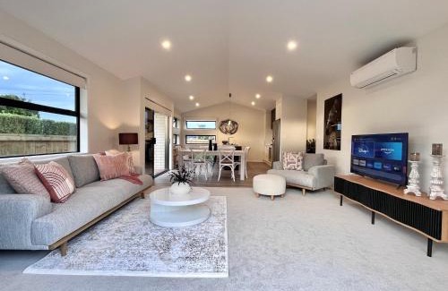 Te Rapa Villa | Luxury Villa, Central, Golf and Cafés - By KOSH BNB