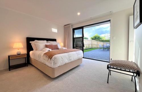 Te Rapa Villa | Luxury Villa, Central, Golf and Cafés - By KOSH BNB