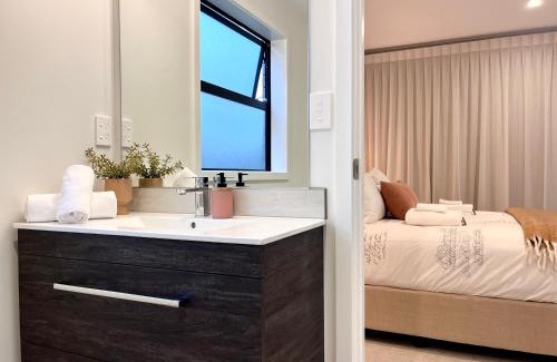Te Rapa Villa | Luxury Villa, Central, Golf and Cafés - By KOSH BNB