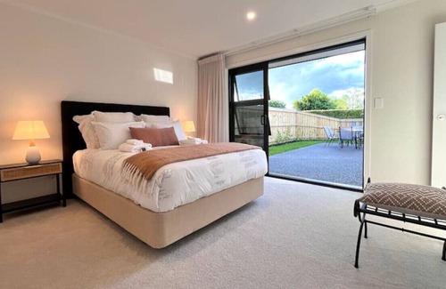 Te Rapa House | Luxury Villa, Close to Town, Walks, Golf and Cafés