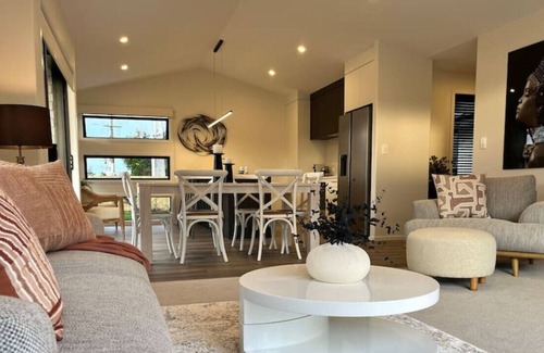Te Rapa House | Luxury Villa, Close to Town, Walks, Golf and Cafés