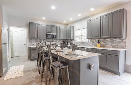 East Stroudsburg Apartment | Luxury Villa-Hot Tub-Chef’s Kitchen-King Suite-Ski