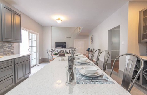 East Stroudsburg Apartment | Luxury Villa-Hot Tub-Chef’s Kitchen-King Suite-Ski