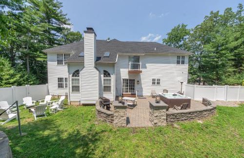 East Stroudsburg House | Luxury Villa- Hot Tub-King Bed Suite-Fenced Yard-Game Room-Fire Pit-Ski