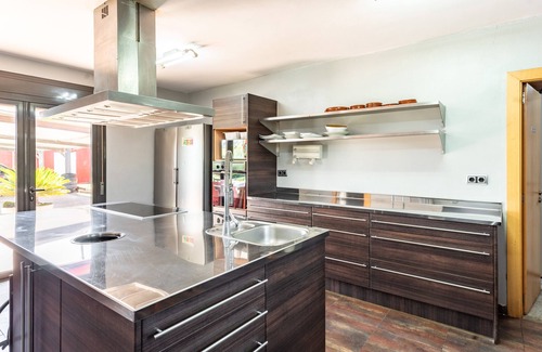 Vila-Seca Villa | Luxury Villa in Cambrils with Pool, Padel, soccer, Wi-Fi and More!