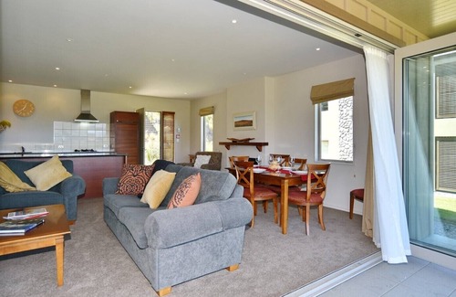 Windwhistle House | Luxury Villa in the Terrace Downs Resort Area